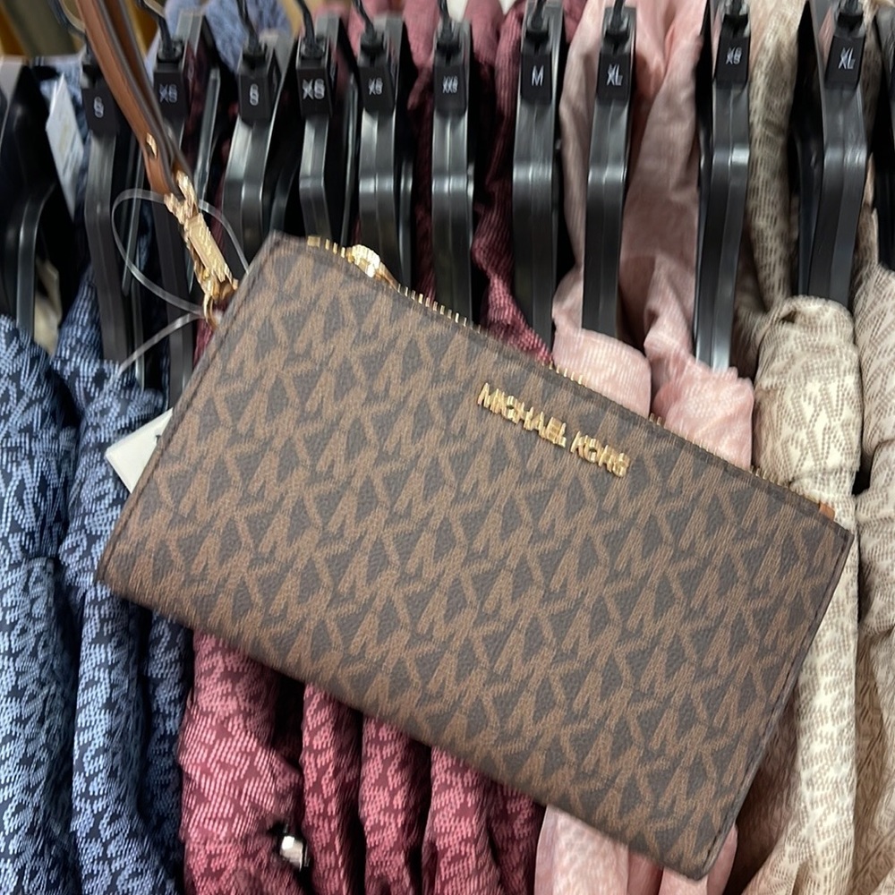 MICHAEL KORS LARGE DOUBLE ZIP WRISTLET PHONEHOLDER WALLET CLUTCH
Brown - Picture 7 of 16